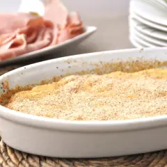 Gateau di patate Bimby appena sfornato, dorato e croccante, pronto per essere gustato con affettati e formaggio.