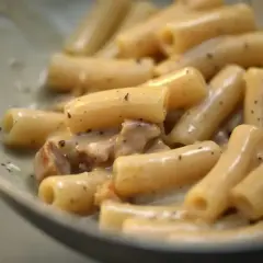 Primo piatto di pasta alla gricia, con rigatoni cremosi e guanciale croccante.