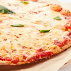 Pizza margherita con lievito istantaneo, croccante e dorata, con abbondante mozzarella filante e basilico fresco.