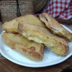 Mozzarella in carrozza dorata e filante, preparata in friggitrice ad aria. Un boccone irresistibile!