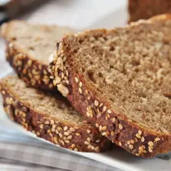 Fette di pane integrale con semi misti, perfette per una ricetta sana e gustosa.