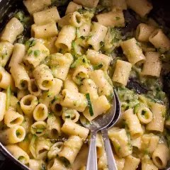 Pasta con zucchine, un sapore che ricorda la pasta con zucchine ricetta della nonna, cremosa e gustosa.