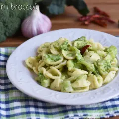 Orecchiette con broccoli, aglio e peperoncino. Un piatto semplice e gustoso, perfetto per un pranzo veloce.