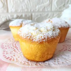 Tre muffin soffici, spolverati di zucchero a velo, perfetti per una ricetta muffin semplici e golosa.