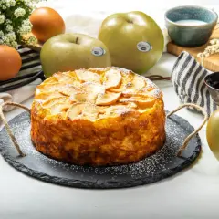 Una deliziosa torta di mele invisibile, con mele Renetta fresche, uova e zucchero a velo.