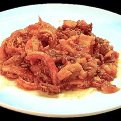 Un piatto di trippa alla fiorentina, saporita e fumante, pronta per essere gustata.