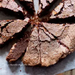 Torta morbida al cioccolato, tagliata a spicchi, cosparsa di zucchero a velo, perfetta per celebrare la Pasqua con un tocco goloso.