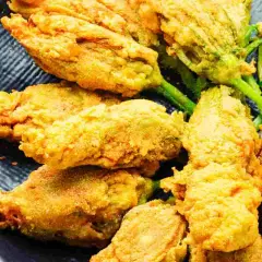 Fiori di zucca ripieni dorati e croccanti, un antipasto irresistibile.