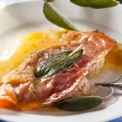 Saltimbocca alla romana ricetta: fettina di vitello con prosciutto crudo e salvia, bagnata da un sugo dorato.