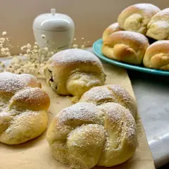 Deliziose brioche fatte in casa, spolverate di zucchero a velo, pronte per essere gustate.