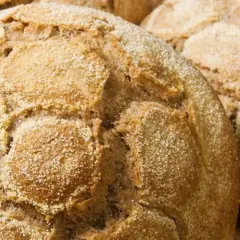 Pane di grano saraceno rustico, con crosta croccante e mollica soffice. Perfetto per accompagnare formaggi e salumi.