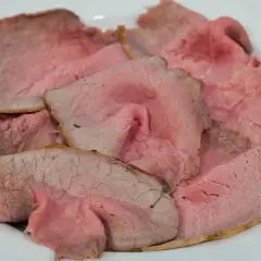 Fette di roast beef rosa e succulento, pronte per essere gustate. Una deliziosa roast beef ricetta.
