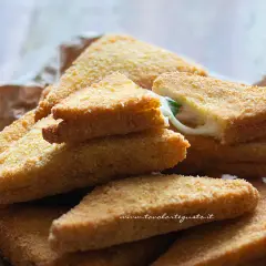 Mozzarella in carrozza dorate e croccanti, con il formaggio filante che fuoriesce da una fetta.