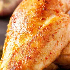 Succulento pollo al forno con crosticina dorata e spezie. Perfetto per una cena gustosa.