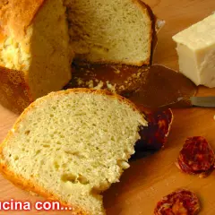 Una fetta di pizza di formaggio, con salumi e un pezzo di parmigiano, pronta per essere gustata.
