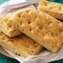 Focaccia con lievito istantaneo, soffice e dorata, condita con erbe aromatiche e sale grosso. Perfetta per un aperitivo veloce.