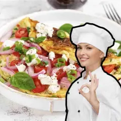 Chef sorridente mostra una deliziosa frittata di cipolle, pomodori e formaggio feta, guarnita con basilico fresco.