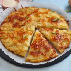 Una deliziosa torta di patate dorata e croccante, guarnita con rosmarino fresco. Perfetta per ogni occasione.