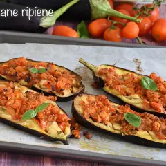 Melanzane ripiene senza carne, un piatto gustoso e leggero, con un ripieno di pomodoro e basilico.