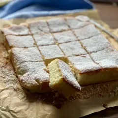 Una deliziosa torta delle monache, tagliata a quadrotti e cosparsa di zucchero a velo, pronta per essere gustata.