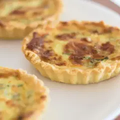 Mini tortini salati, perfetti per un picnic pasquale. Una ricetta torta pasqualina con pasta sfoglia pronta, facile e veloce.