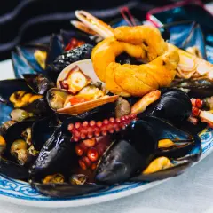 Un invitante piatto di zuppa di cozze, con tentacoli di polpo e gamberi, perfetto per il giovedì santo.