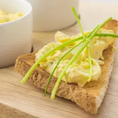 Fetta di pane tostato con salsa bolzanina ricetta, guarnita con erba cipollina. Cremosa e invitante, perfetta per un aperitivo.