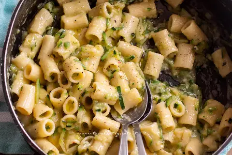 Pasta con zucchine, un sapore che ricorda la pasta con zucchine ricetta della nonna, cremosa e gustosa.