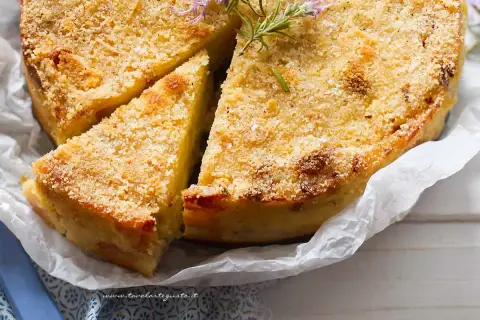 Delizioso gateau di patate dorato e croccante, guarnito con rosmarino fresco. Perfetto per ogni occasione.