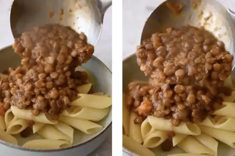 Un mestolo versa un saporito ragù di lenticchie su penne al dente. Un piatto vegetariano invitante e nutriente.