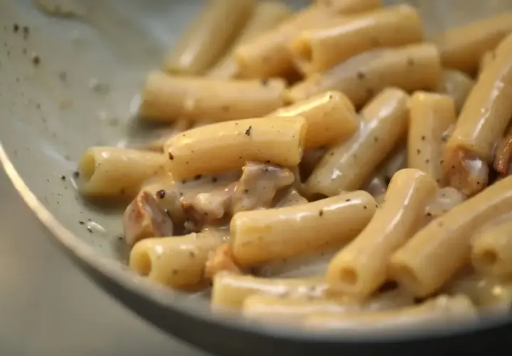 Primo piatto di pasta alla gricia, con rigatoni cremosi e guanciale croccante.