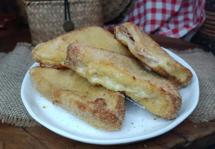 Mozzarella in carrozza dorata e filante, preparata in friggitrice ad aria. Un boccone irresistibile!