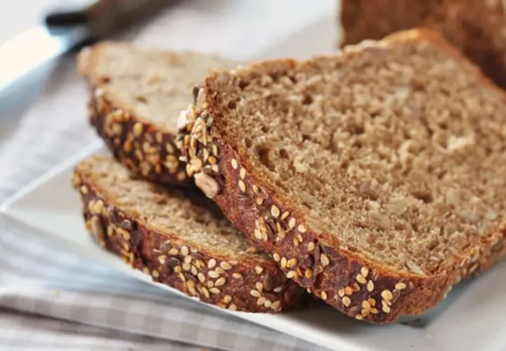 Fette di pane integrale con semi misti, perfette per una ricetta sana e gustosa.