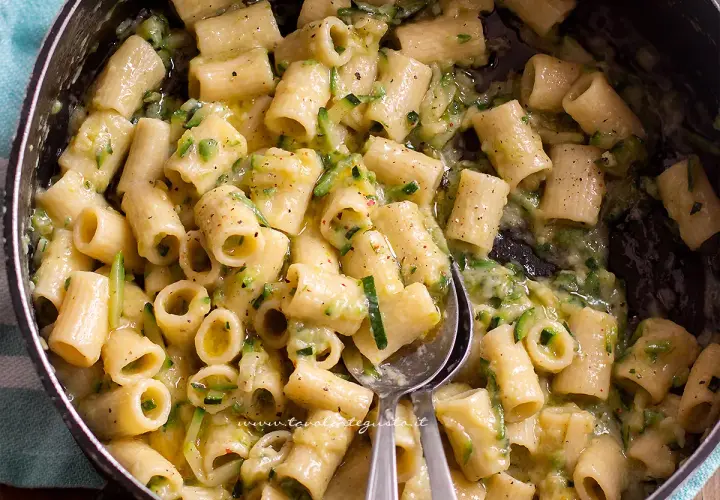 Pasta con zucchine, un sapore che ricorda la pasta con zucchine ricetta della nonna, cremosa e gustosa.