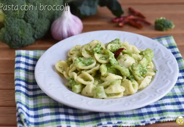 Orecchiette con broccoli, aglio e peperoncino. Un piatto semplice e gustoso, perfetto per un pranzo veloce.