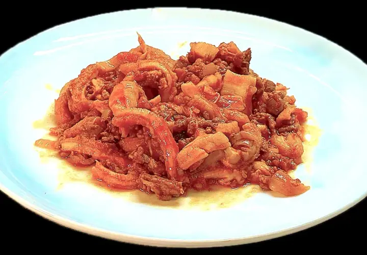 Un piatto di trippa alla fiorentina, saporita e fumante, pronta per essere gustata.