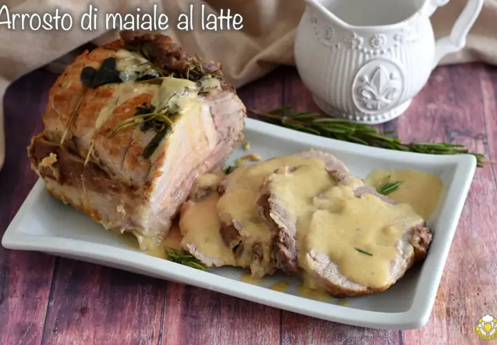 Arrosto di maiale al latte, tenero e succulento, servito con la sua salsa cremosa e profumato al rosmarino.