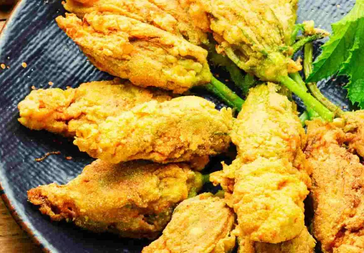 Fiori di zucca ripieni dorati e croccanti, un antipasto irresistibile.