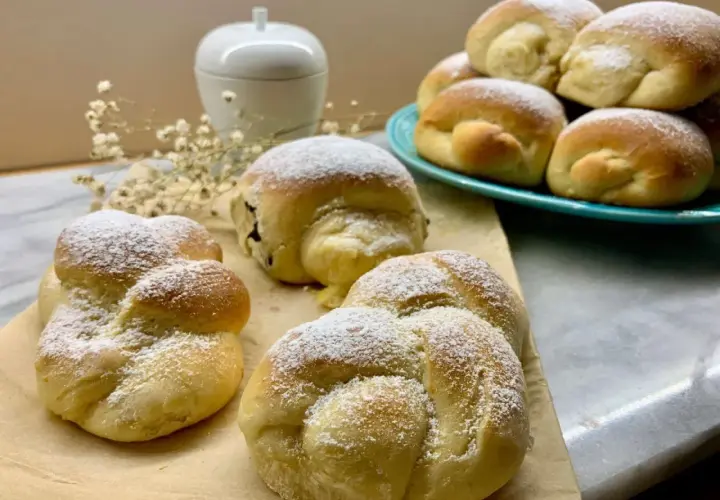 Deliziose brioche fatte in casa, spolverate di zucchero a velo, pronte per essere gustate.