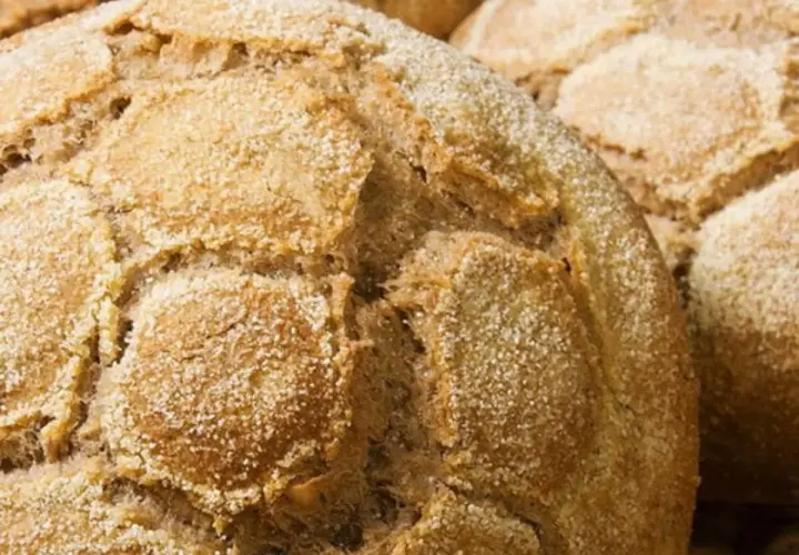 Pane di grano saraceno rustico, con crosta croccante e mollica soffice. Perfetto per accompagnare formaggi e salumi.