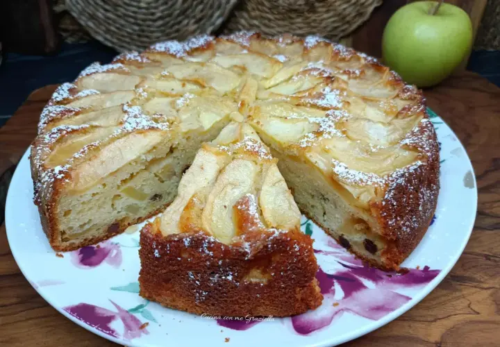 Una fetta di torta di mele soffice e profumata, cosparsa di zucchero a velo, pronta per essere gustata.