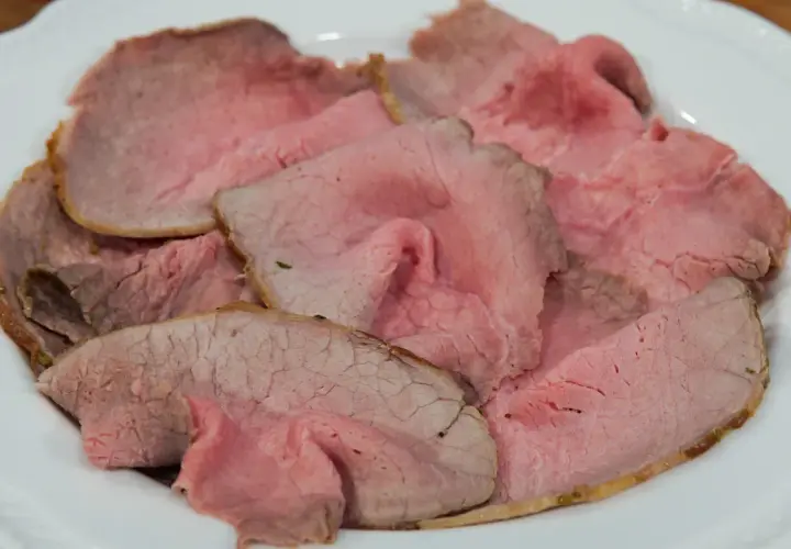 Fette di roast beef rosa e succulento, pronte per essere gustate. Una deliziosa roast beef ricetta.