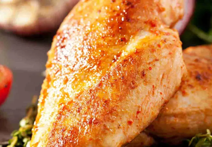 Succulento pollo al forno con crosticina dorata e spezie. Perfetto per una cena gustosa.