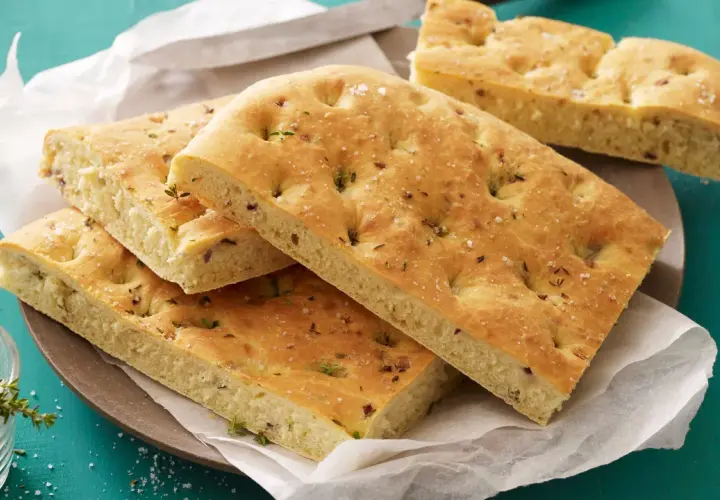 Focaccia con lievito istantaneo, soffice e dorata, condita con erbe aromatiche e sale grosso. Perfetta per un aperitivo veloce.