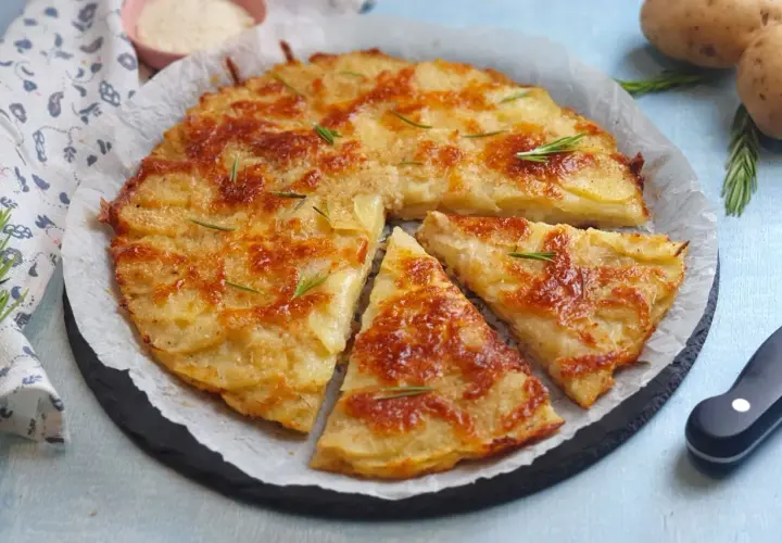Una deliziosa torta di patate dorata e croccante, guarnita con rosmarino fresco. Perfetta per ogni occasione.