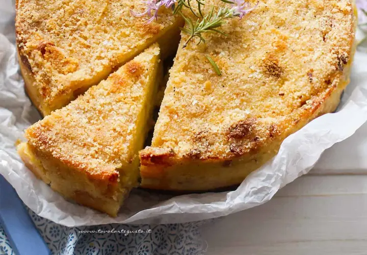 Delizioso gateau di patate dorato e croccante, guarnito con rosmarino fresco. Perfetto per ogni occasione.