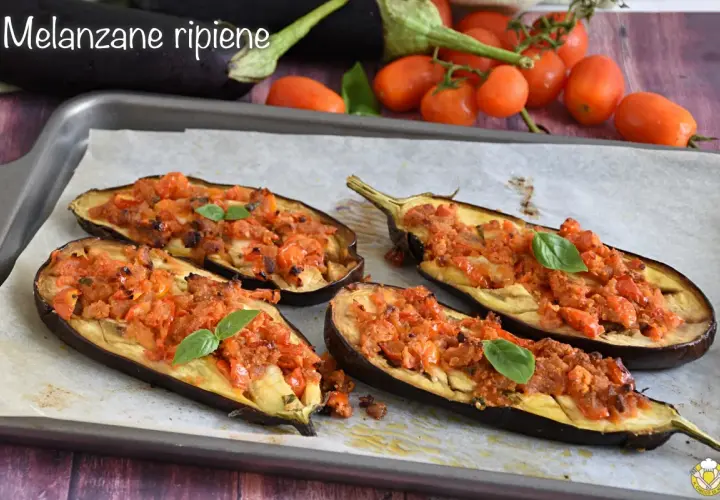 Melanzane ripiene senza carne, un piatto gustoso e leggero, con un ripieno di pomodoro e basilico.