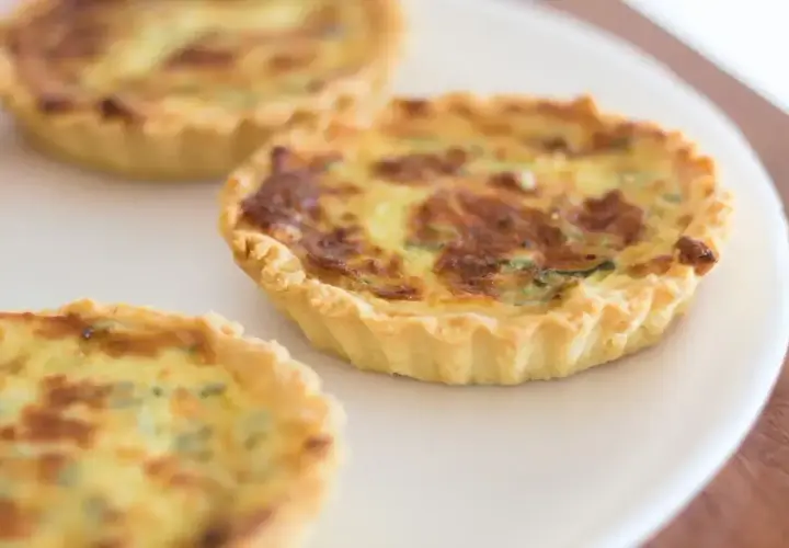 Mini tortini salati, perfetti per un picnic pasquale. Una ricetta torta pasqualina con pasta sfoglia pronta, facile e veloce.