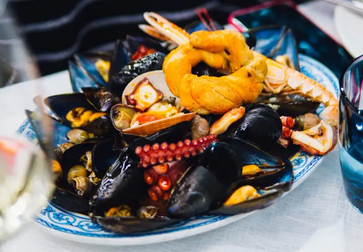 Un invitante piatto di zuppa di cozze, con tentacoli di polpo e gamberi, perfetto per il giovedì santo.