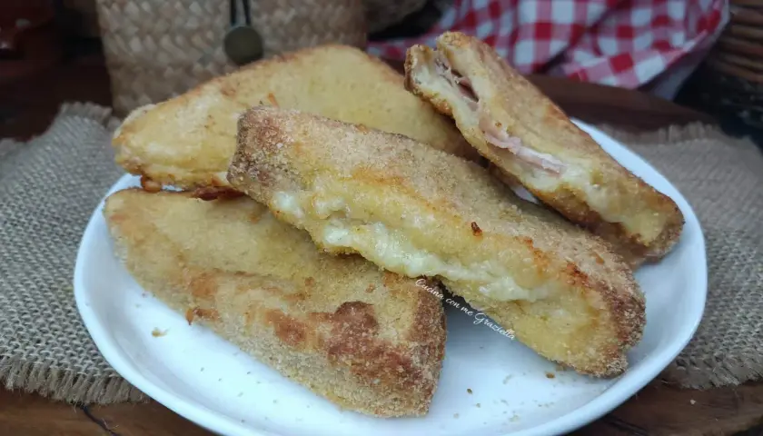Mozzarella in carrozza dorata e filante, preparata in friggitrice ad aria. Un boccone irresistibile!
